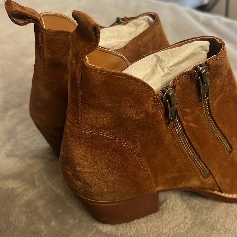 VERY VOLATILE BANDIT SUEDE ANKLE BOOT IN TAN‎